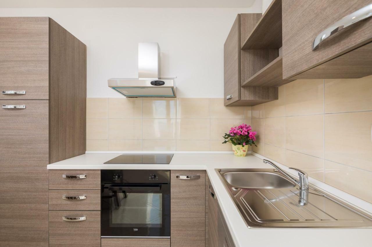 Sandy Beach Apartment Omiš Dış mekan fotoğraf